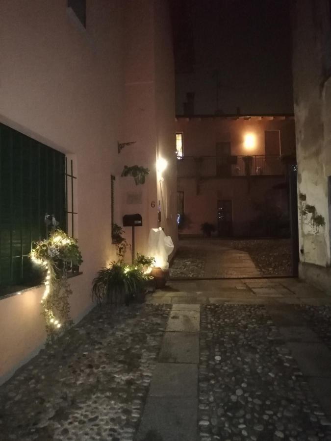 Bed and Breakfast A Due Passi Dal Castello à Somma Lombardo Extérieur photo