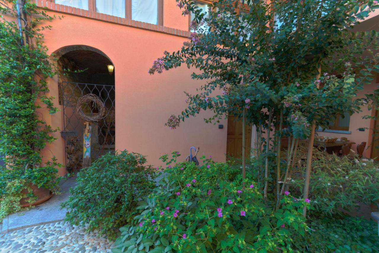 Bed and Breakfast A Due Passi Dal Castello à Somma Lombardo Extérieur photo